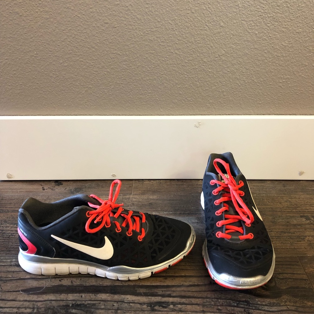 Size 8 women’s Nike’s